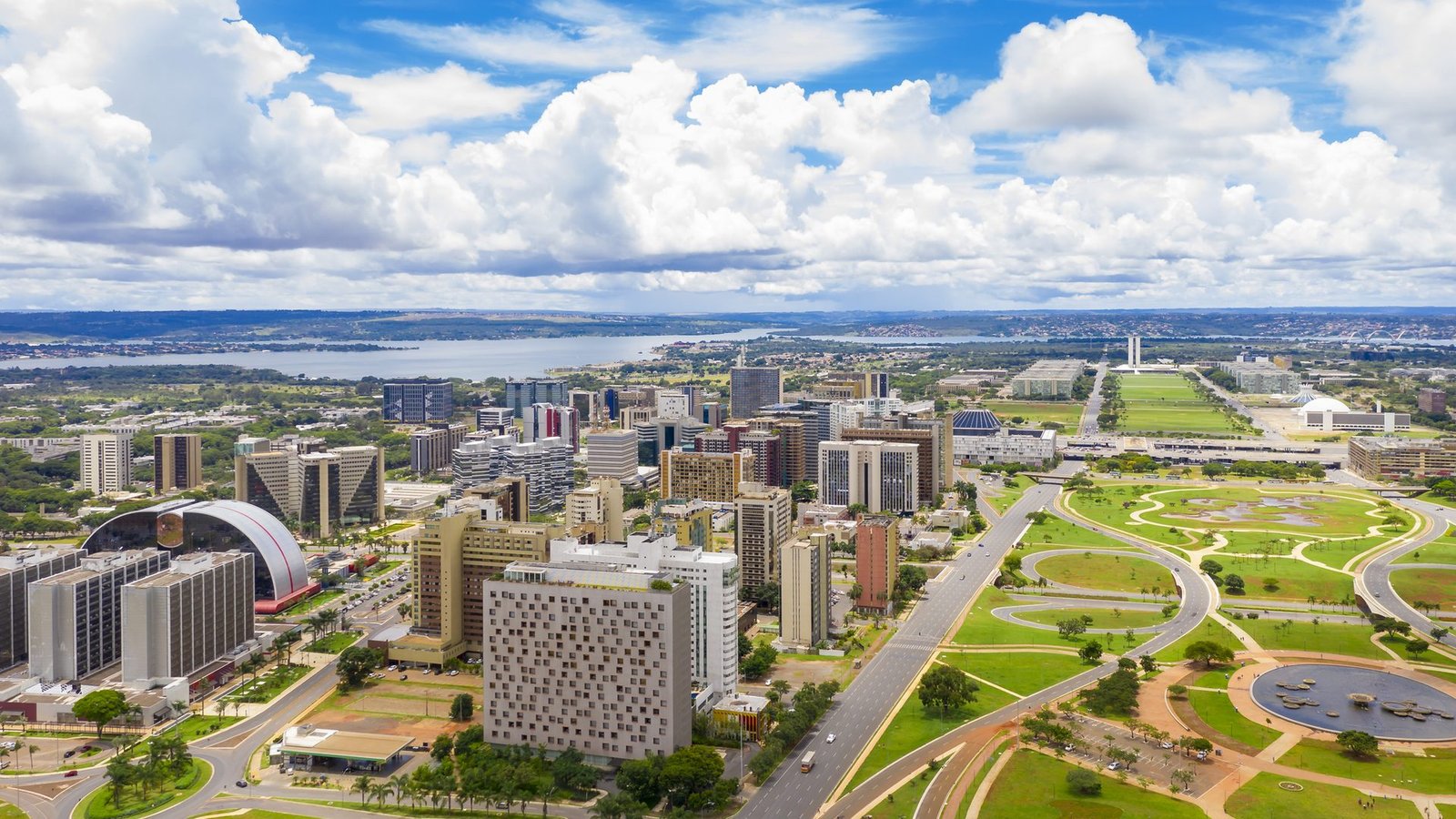 Vista aérea do Eixo Monumental, em Brasília